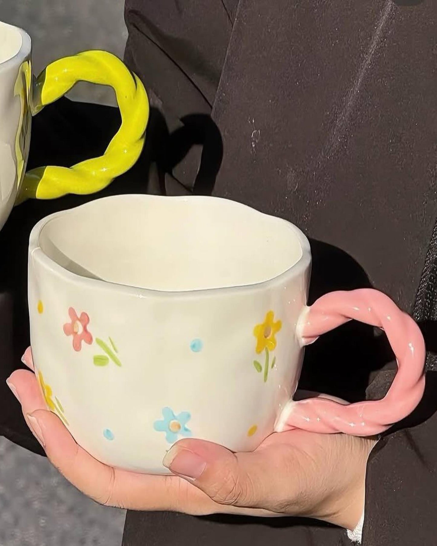 مج سيراميك كبير رسومات ورد - يد أنيقة (بينك)