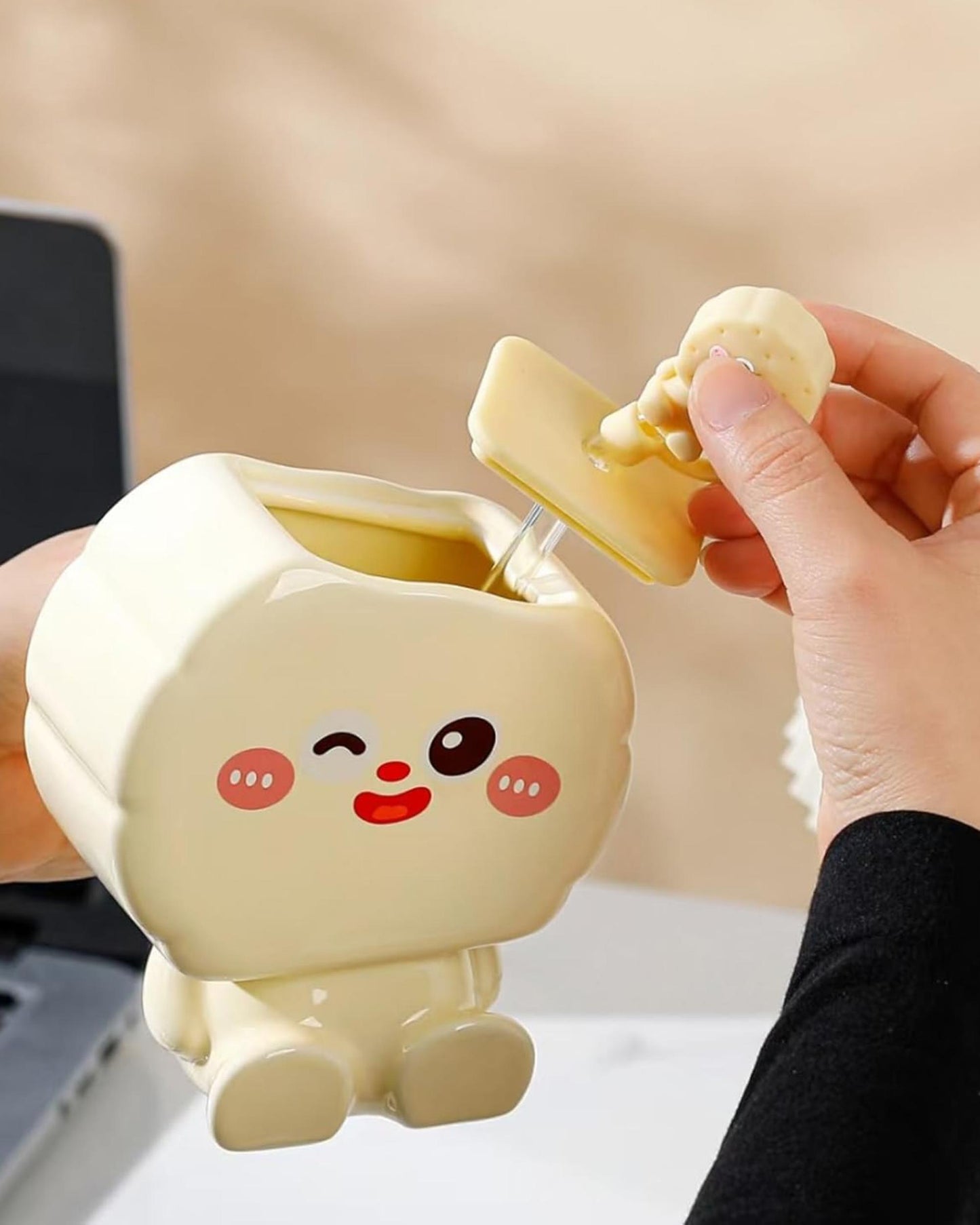 مج سيراميك شكل دب مع شفاطة - بني