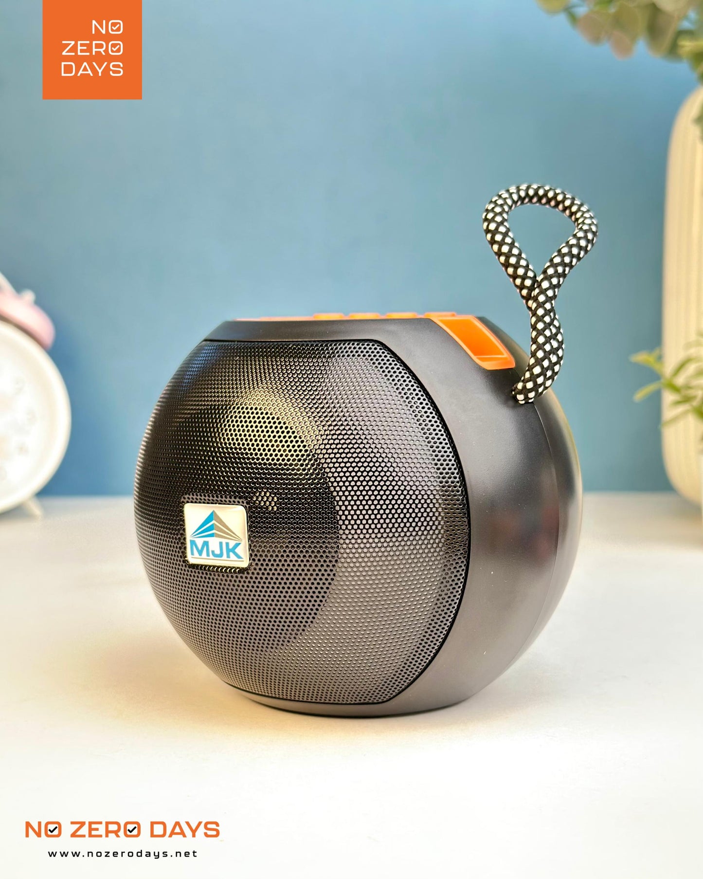 صب بلوتوث شحن بإضاءة ملونة وصوت قوي - أسود