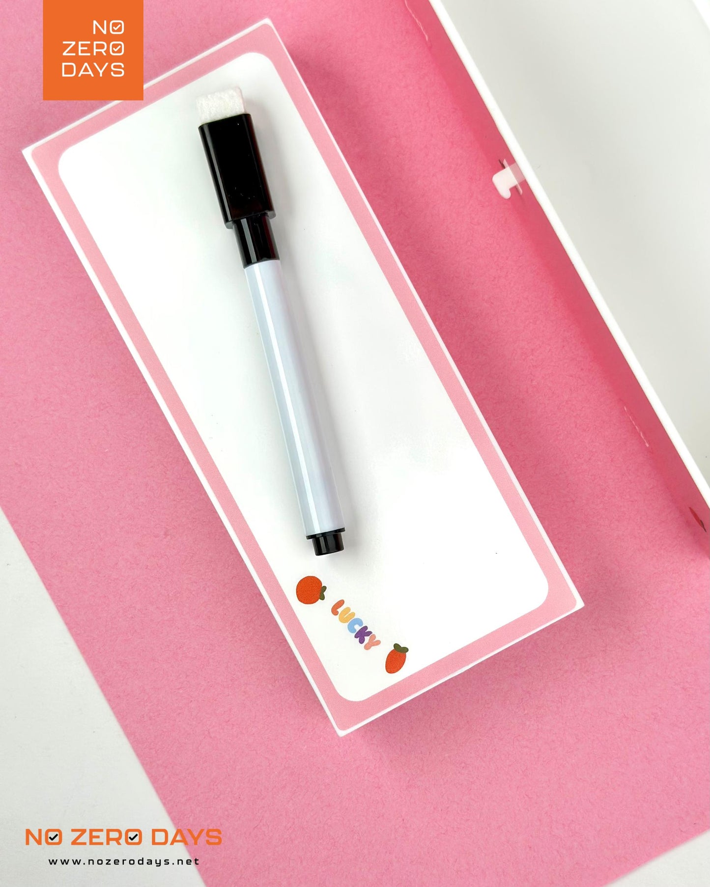 مقلمة بلاستيك بسبورة وقلم وقفل