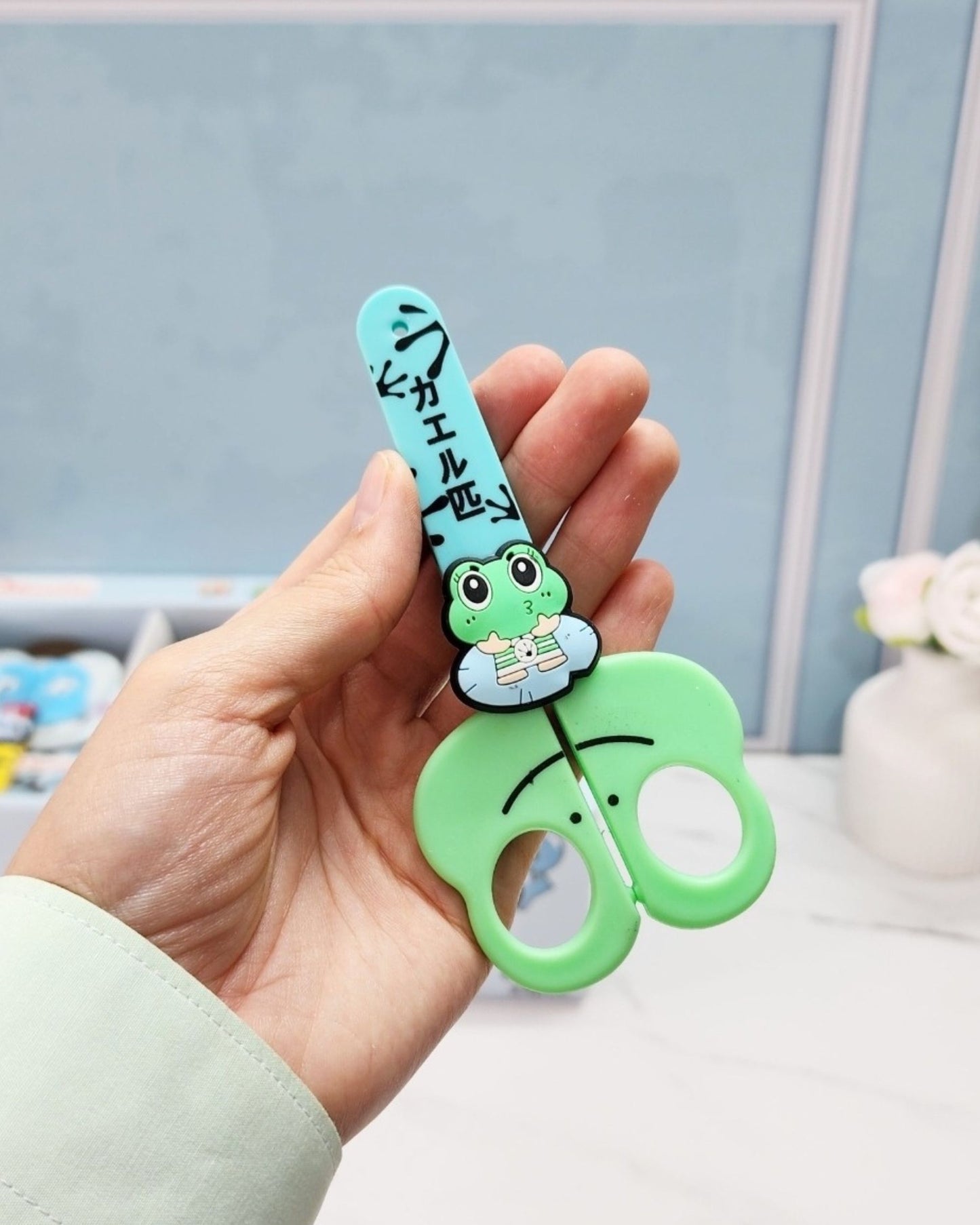 مقص بغطاء تصميم كرتوني - أخضر