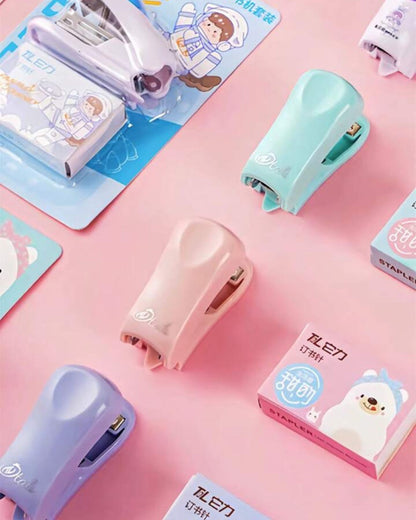 دباسة صغيرة ألوان مع علبة دبابيس - بينك