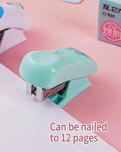 دباسة صغيرة ألوان مع علبة دبابيس - بينك