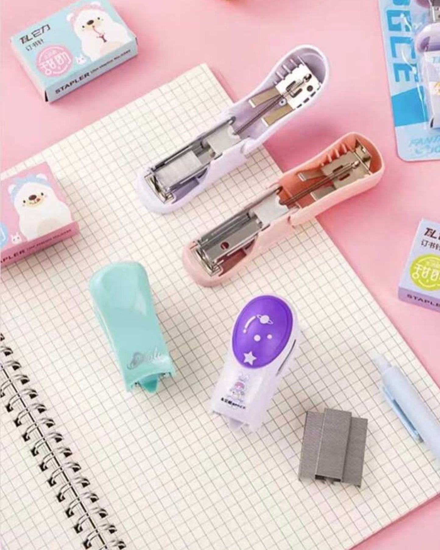 دباسة صغيرة ألوان مع علبة دبابيس - بينك