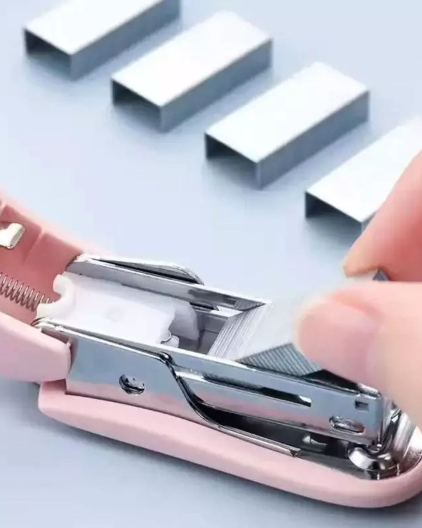 دباسة صغيرة ألوان مع علبة دبابيس - بينك