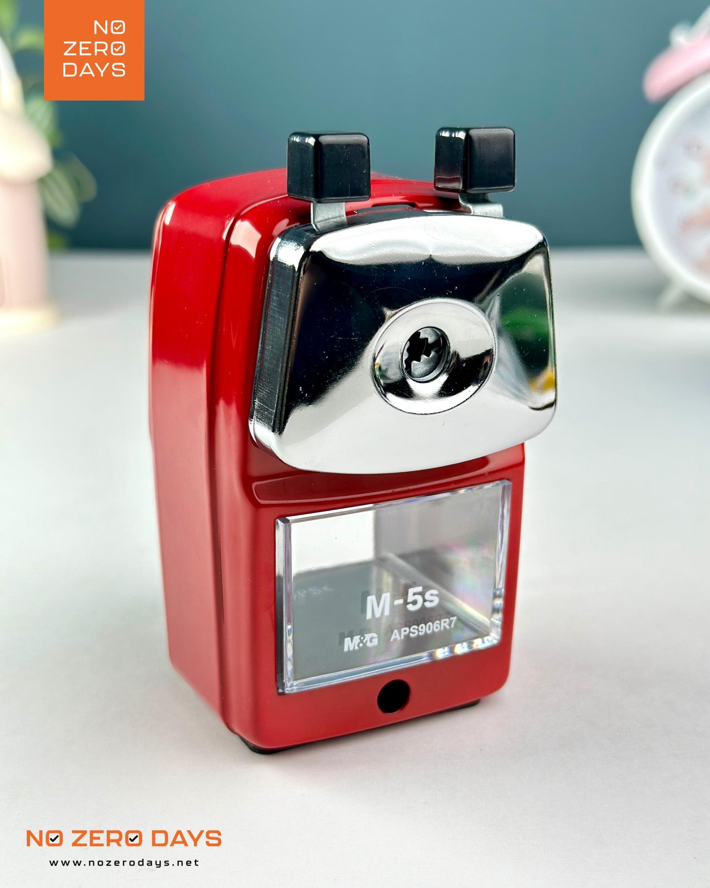 براية مكتب معدن M&G - أحمر