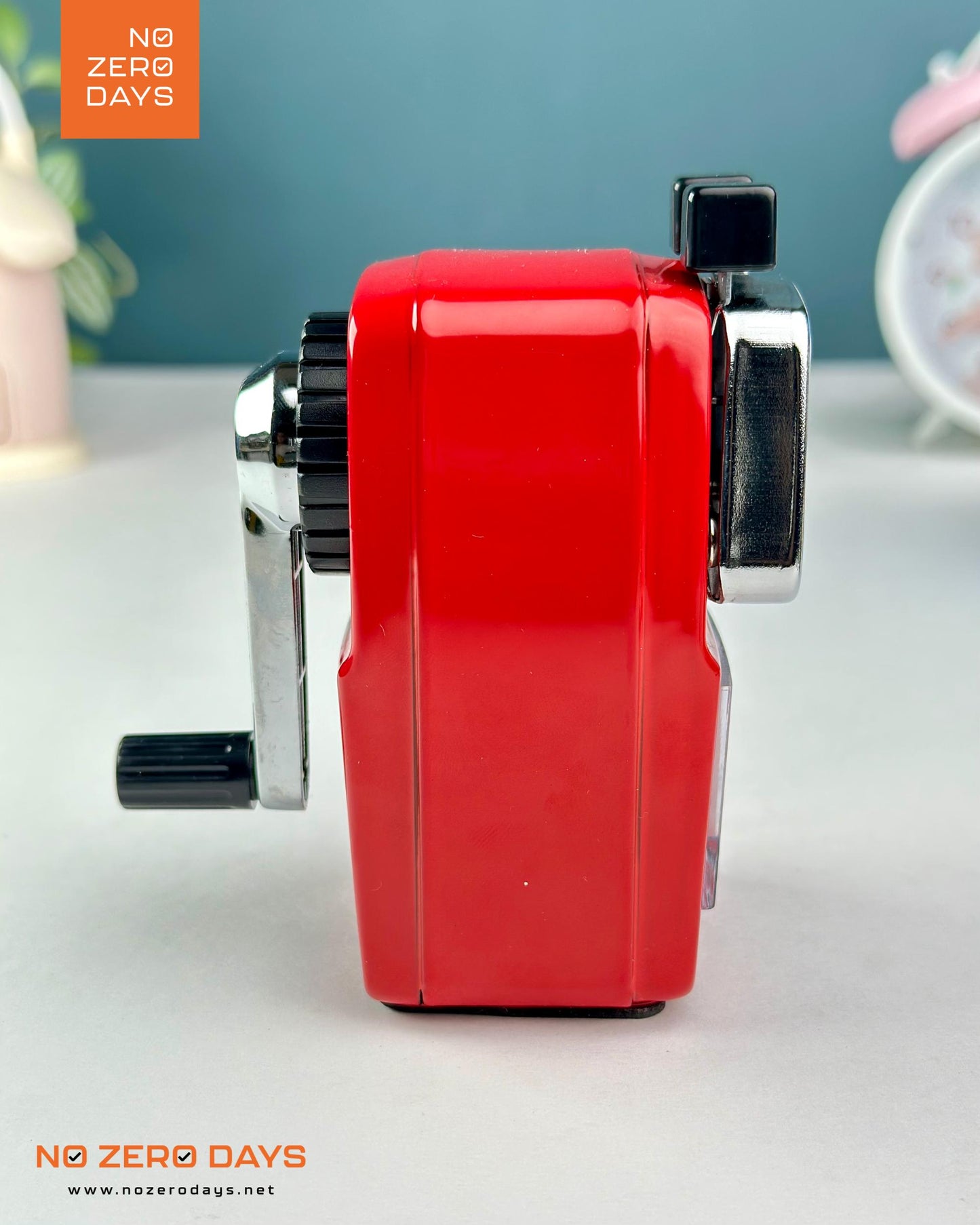 براية مكتب معدن M&G - أحمر