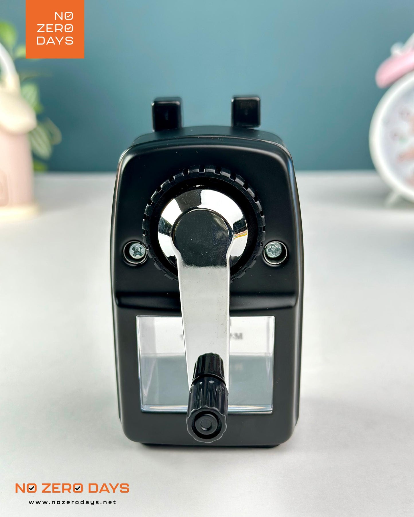 براية مكتب معدن M&G - أسود