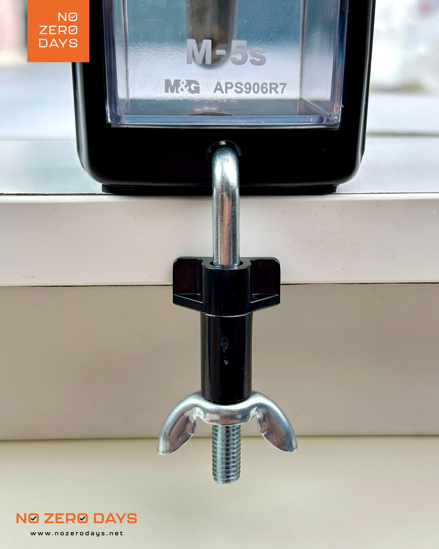 براية مكتب معدن M&G - أسود