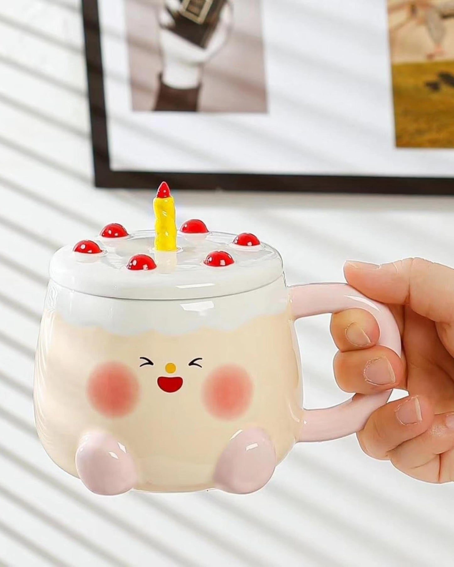 مج سيراميك مجسم بغطاء - كيكة عيد ميلاد (بينك)