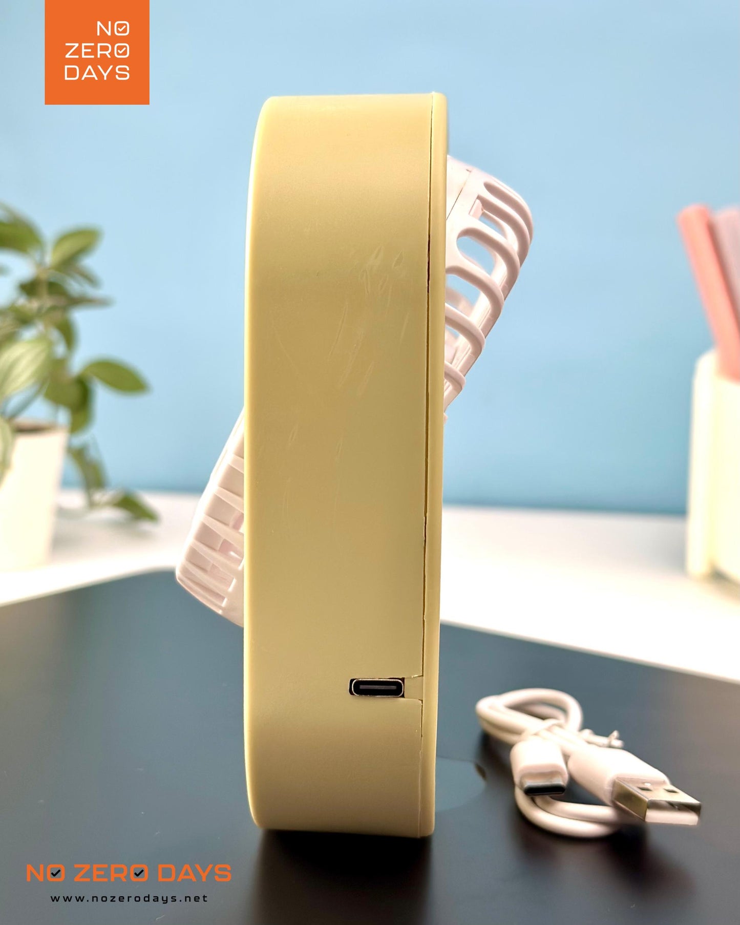 مروحة مكتب شحن 3 سرعات قابلة للدوران - أصفر