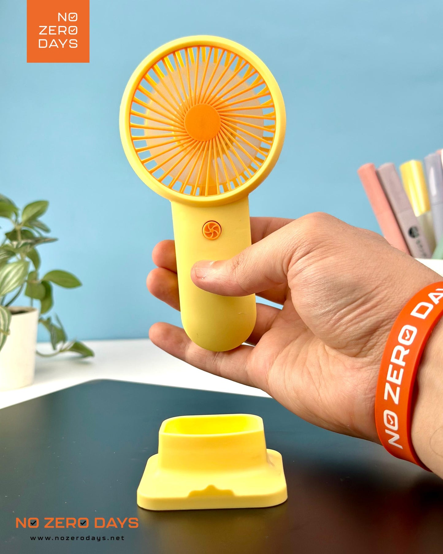 مروحة يد شحن مع هولدر للموبايل - أصفر