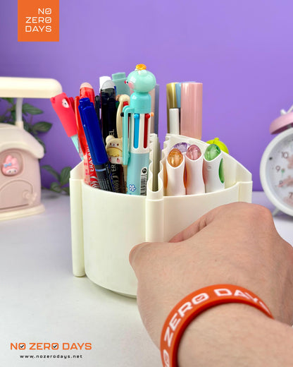 منظم أقلام 360 درجة M&G - أبيض