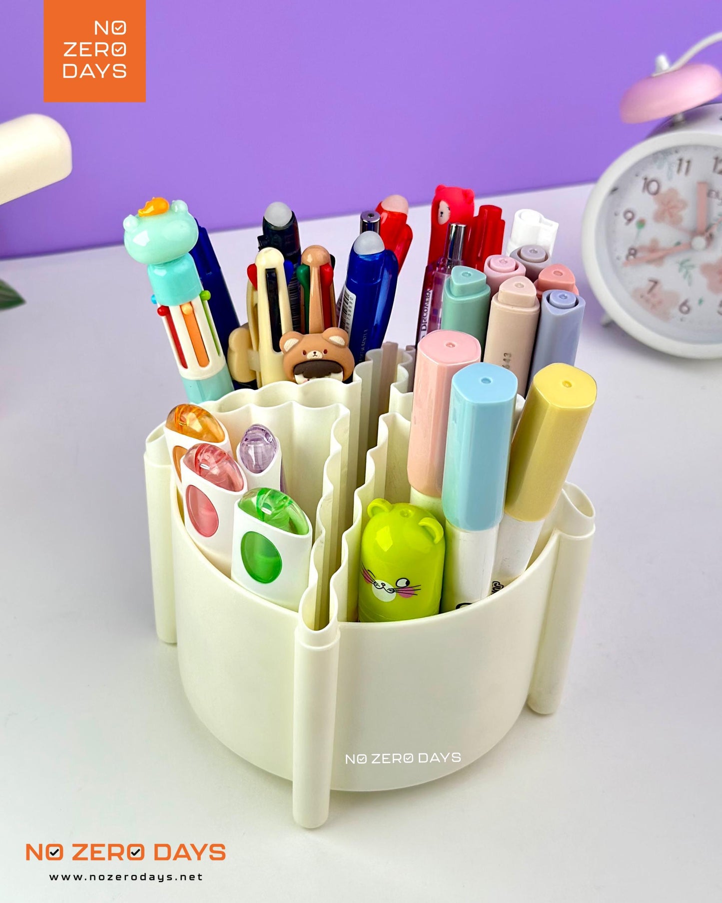 منظم أقلام 360 درجة M&G - أبيض