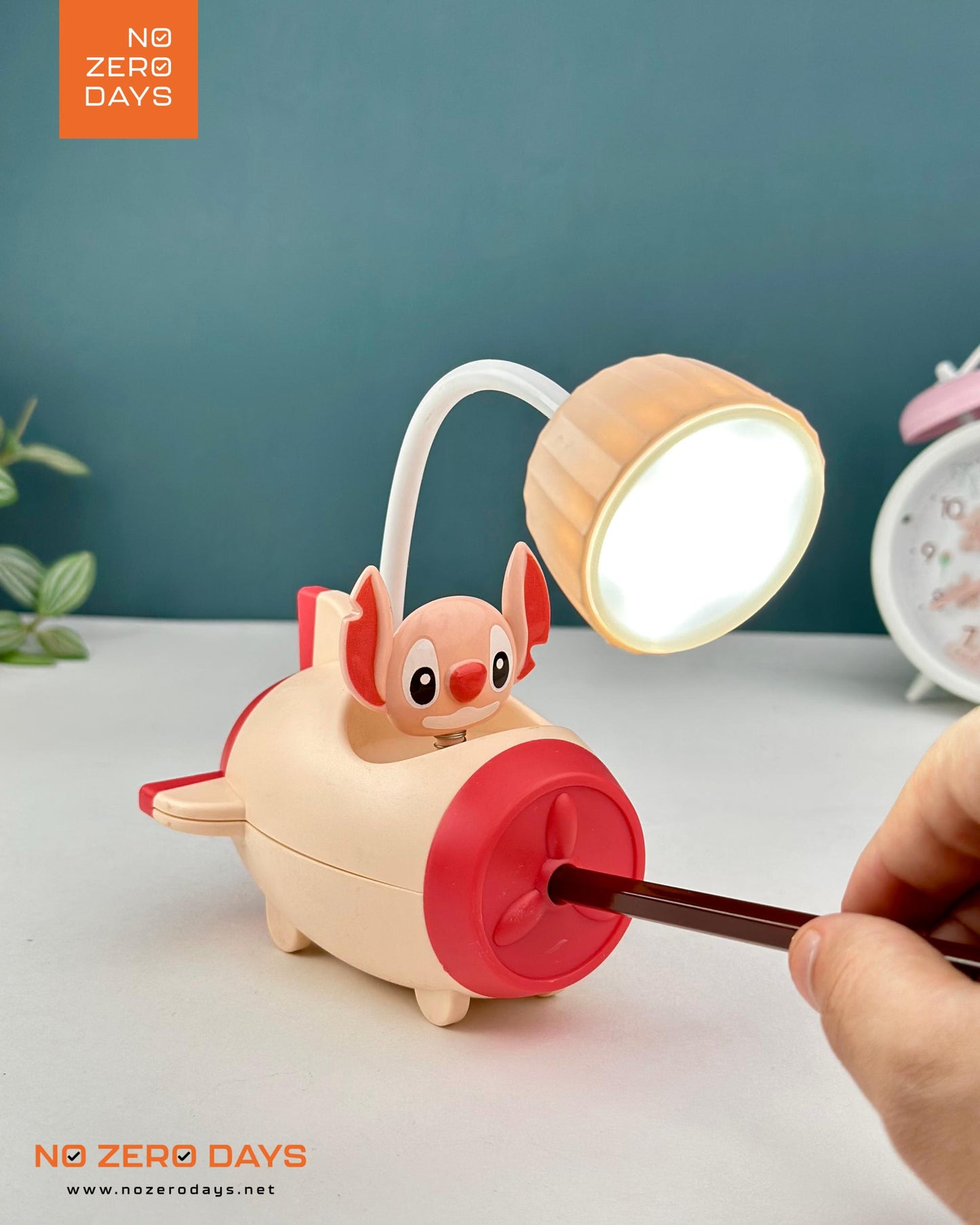 أباجورة ليد شحن شكل ستيتش - أحمر