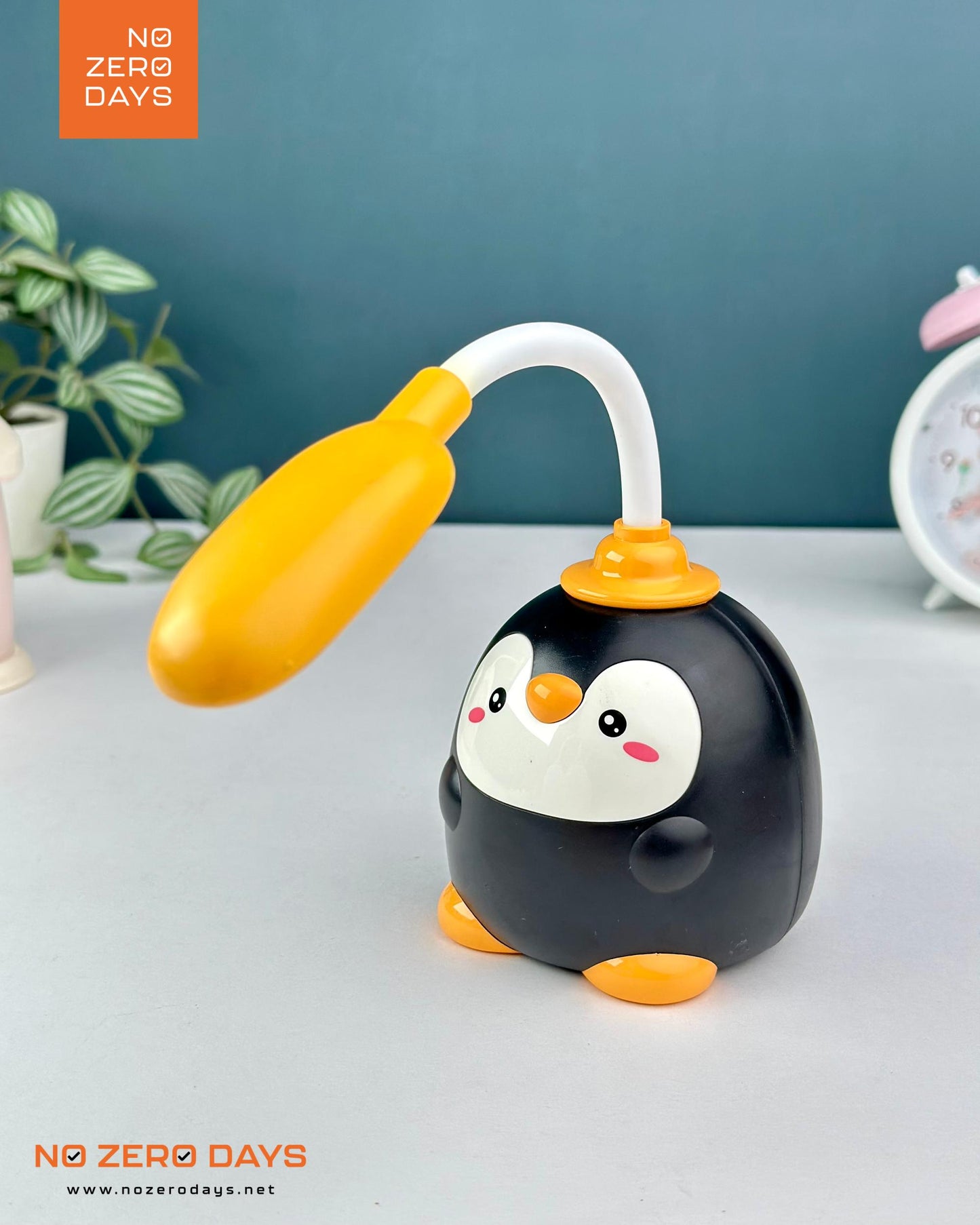 أباجورة ليد شحن شكل بطريق - أسود