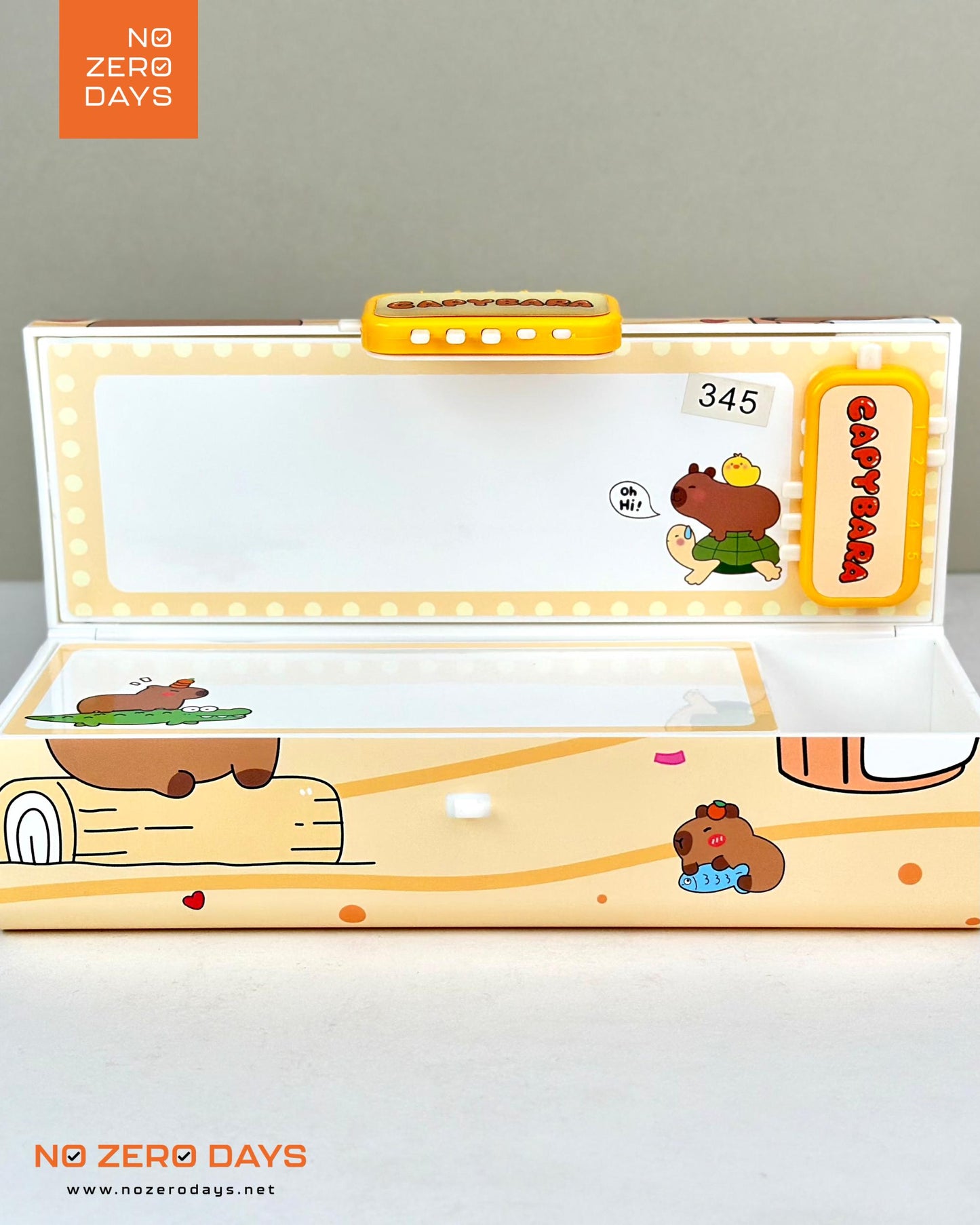 مقلمة بلاستيك بسبورة وقلم وقفل