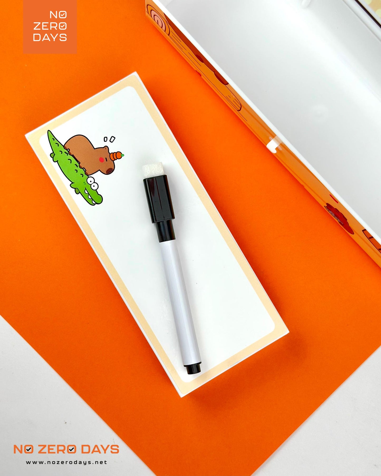 مقلمة بلاستيك بسبورة وقلم وقفل