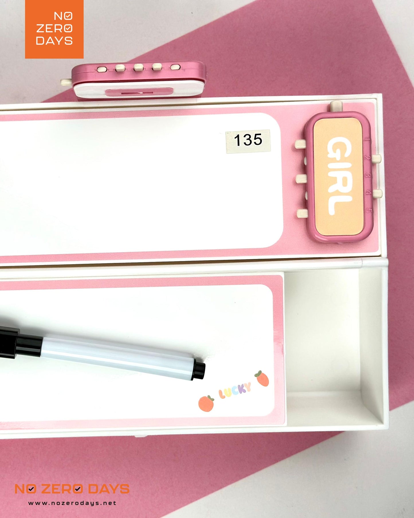 مقلمة بلاستيك بسبورة وقلم وقفل